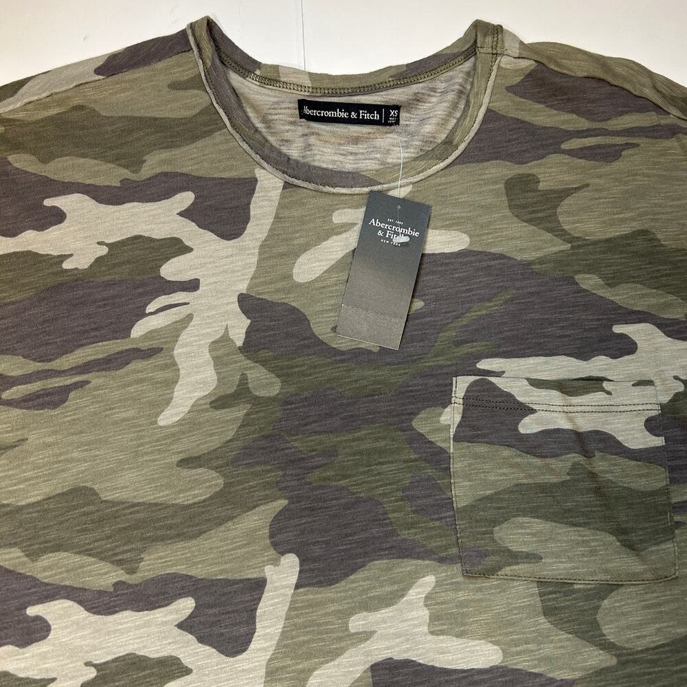 Abercrombie & Fitch Green Camo Print Pocket T-Shirt - Women's Size XS - NWT - Picture 2 of 6